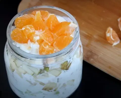 Фруктовый десерт с мороженым
