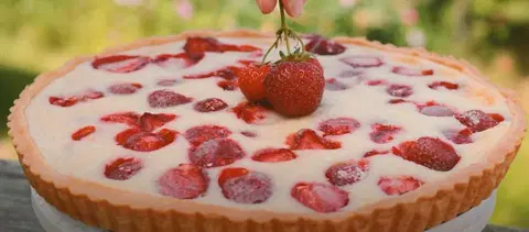 Пирог с клубникой и сметаной