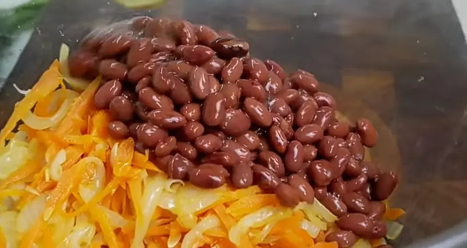 Сытный салат из фасоли — шаг 6