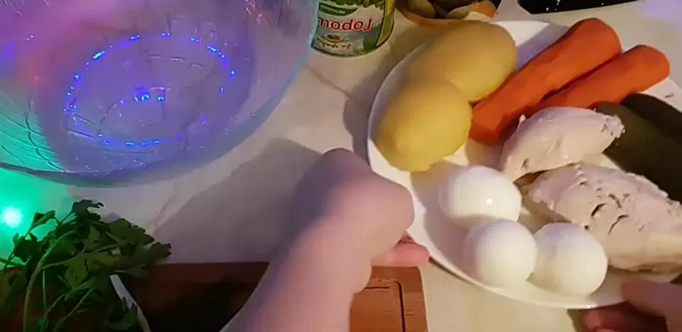 Московский салат — шаг 1