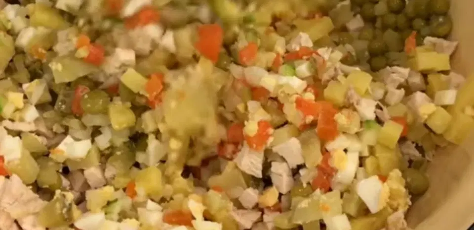 Оливье по-советски с куриной грудкой — шаг 7