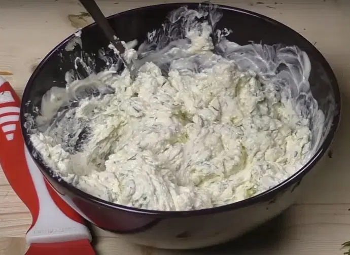 Творожная закуска с чесноком — шаг 4