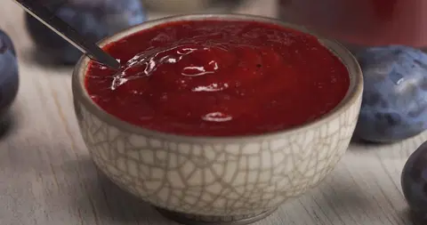 Соус из запеченных слив к мясу