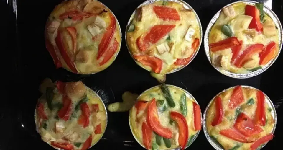 Яичница с колбасой и сыром в духовке