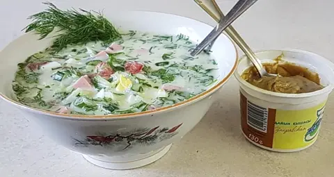Окрошка летняя с помидорами и зеленью