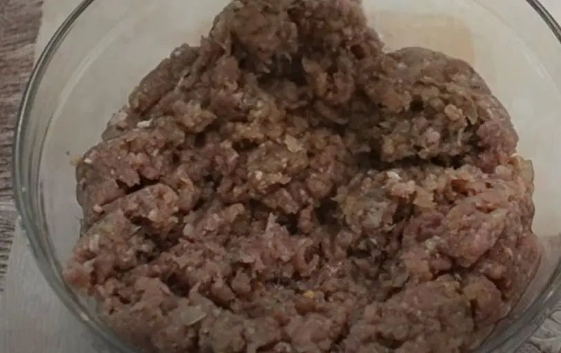 Домашние чебуреки с говяжьим фаршем — шаг 4