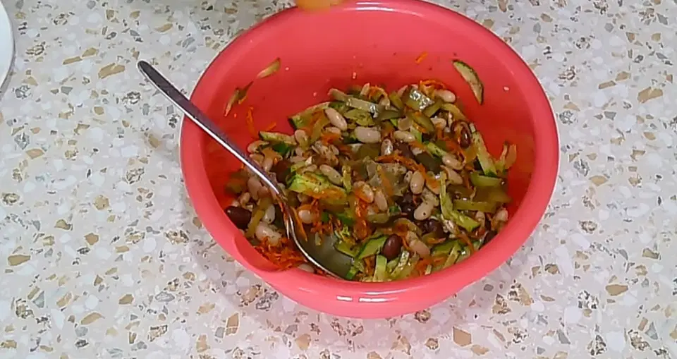 Салат с фасолью, солеными огурцами и морковью — шаг 6