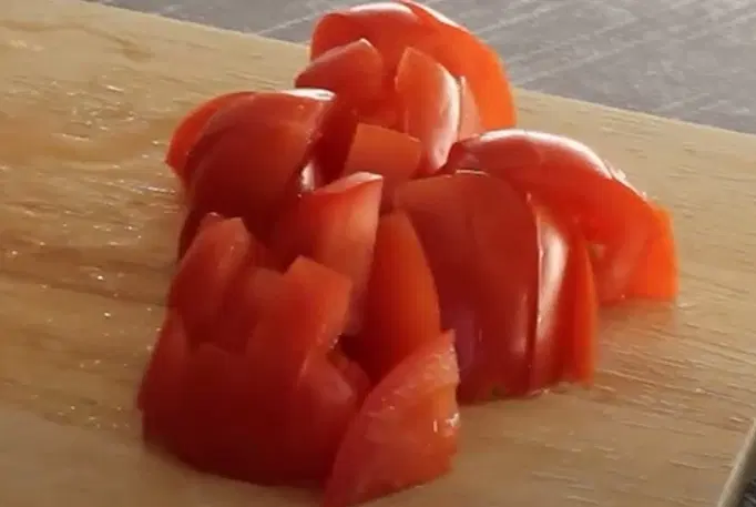 Салат с фасолью, помидорами и сыром — шаг 1