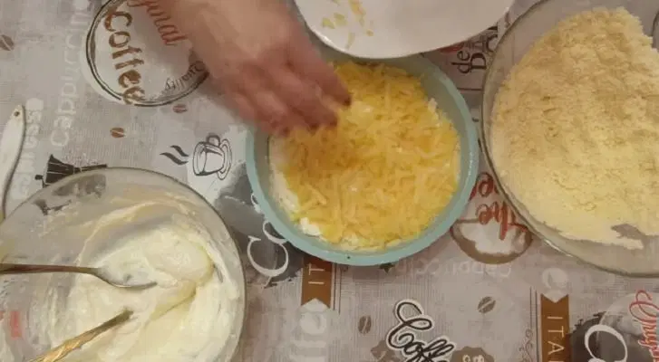 Насыпной пирог с творогом и яблоками — шаг 3