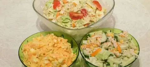 Салат с крабовыми палочками и дошираком