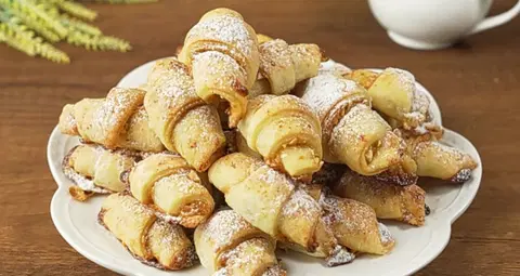 Творожные рогалики с орехами и сгущенкой