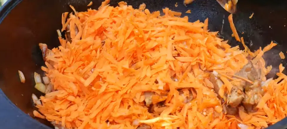 Бигус из свежей капусты с мясом в казане — шаг 6