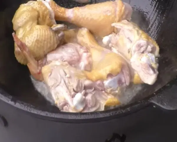 Петух в казане с картофелем и овощами — шаг 1