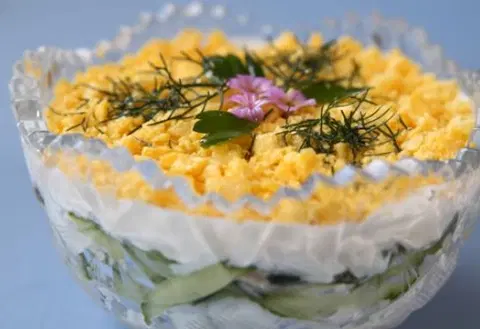Легкий салат с курицей, огурцом и черносливом