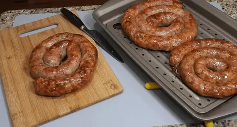 Домашняя колбаса из свинины в кишках