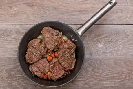 Медальоны из говядины с грибным соусом