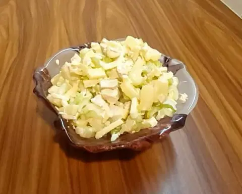 Салат с ананасом, куриной грудкой и сельдереем