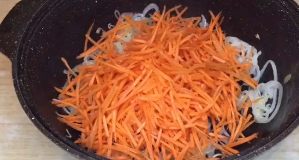 Теплый салат с фасолью и морковью — шаг 2