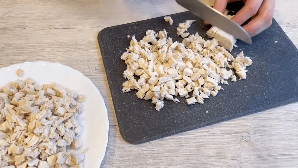 Салат с черносливом и курицей — шаг 2