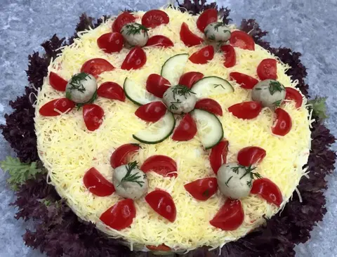 Куриный салат с маринованными грибами и сыром
