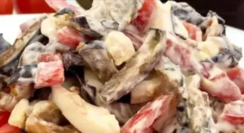 Простой салат из баклажанов