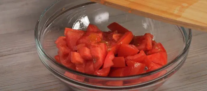 Овощной салат со сметаной и зеленью — шаг 1