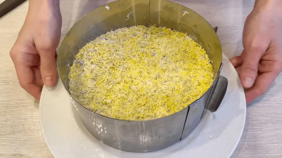 Салат с черносливом и курицей — шаг 8
