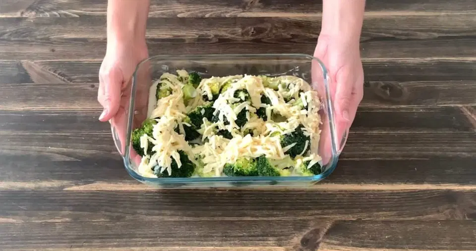 Брокколи, запеченная в духовке, с яйцами и травами — шаг 9
