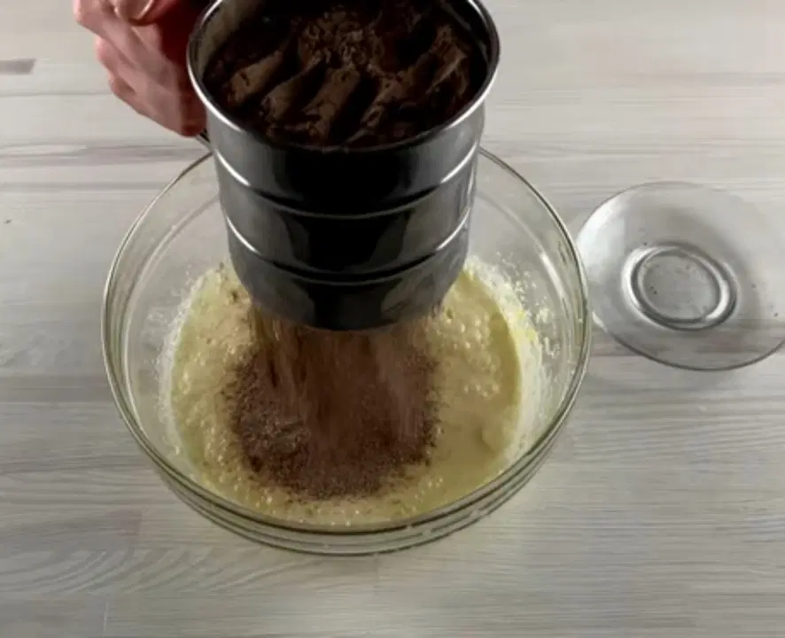 Классические шоколадные маффины с какао — шаг 6