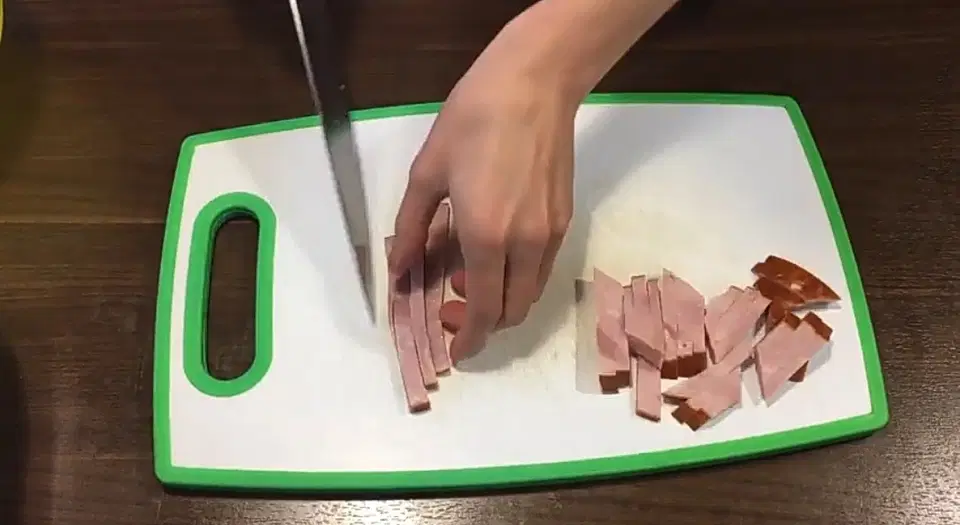 Яичница с колбасой и сыром в духовке — шаг 1