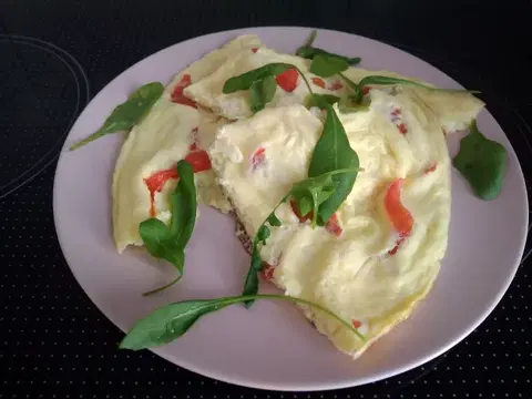 Омлет с красным перцем и рукколой