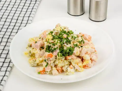 Зимний Оливье с колбасой и солеными огурцами