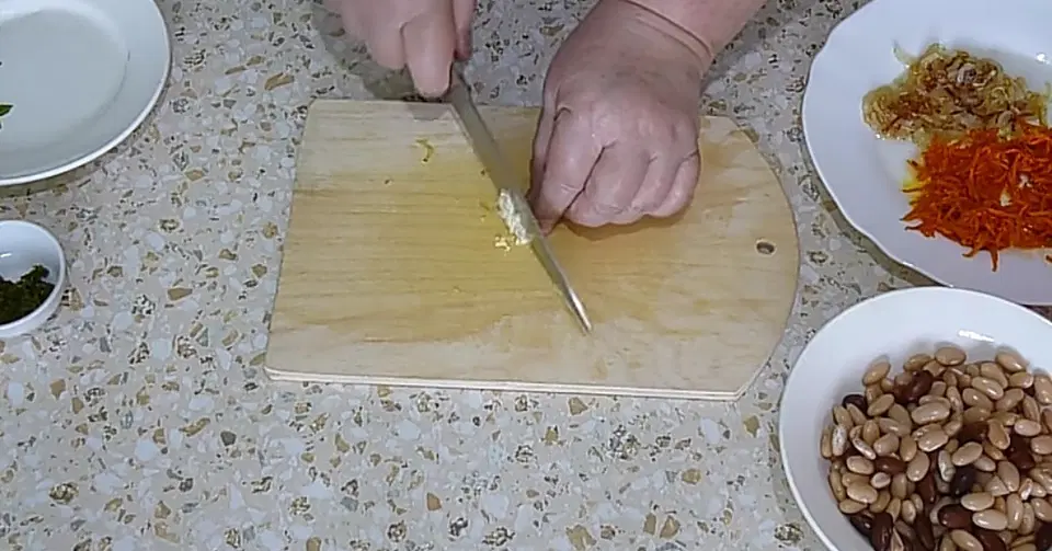 Салат с фасолью, солеными огурцами и морковью — шаг 5