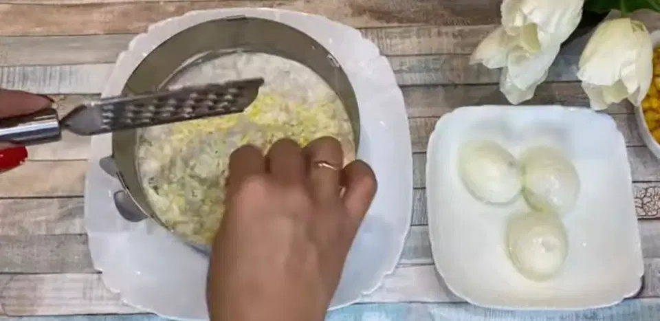 Салат из курицы с ананасами и кукурузой — шаг 6