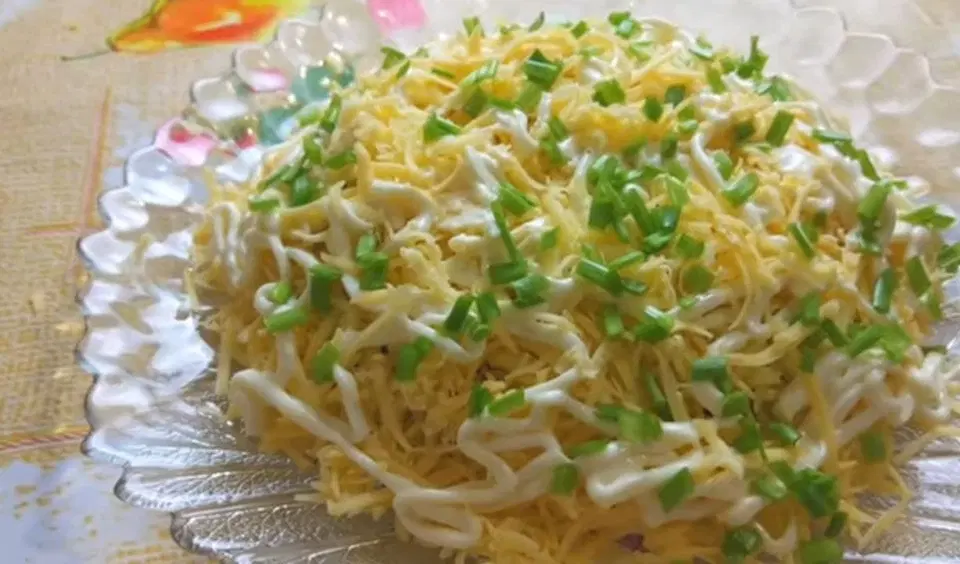 Шпротный салат с сыром — шаг 5