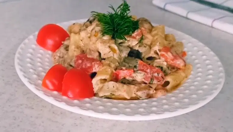 Паста в сливочном соусе с чесноком и помидорами