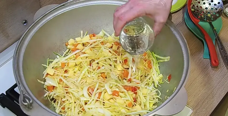 Овощное рагу с капустой и картофелем — шаг 10