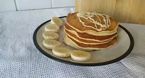 Панкейки на кислом молоке с бананом