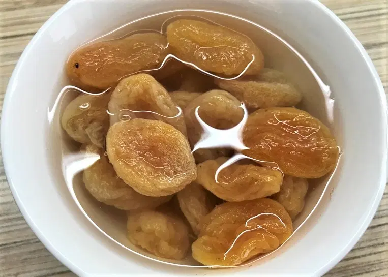 Салат с курагой и грецким орехом — шаг 1