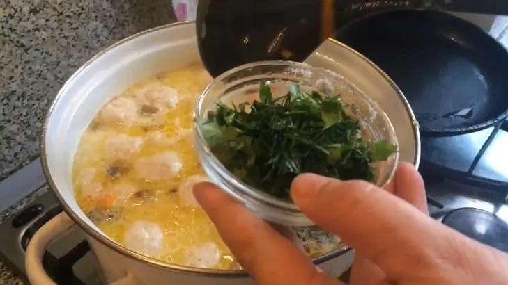 Сырный суп с куриными фрикадельками — шаг 9