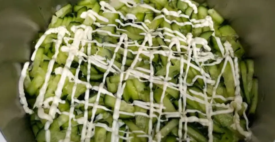 Салат с черносливом и копченой курицей — шаг 5