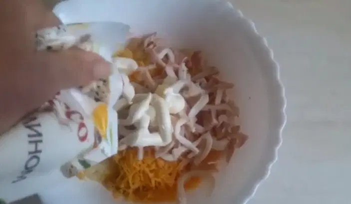 Салат с кальмарами и ананасом — шаг 4