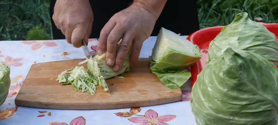 Бигус из свежей капусты с мясом в казане — шаг 4
