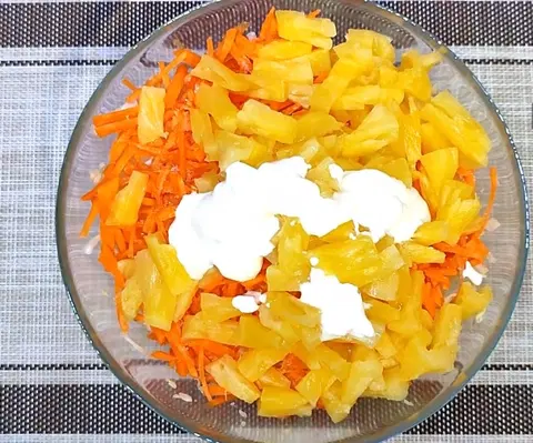 Салат из капусты, моркови и ананаса