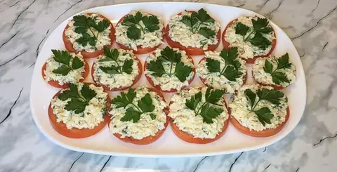 Помидоры с сыром и чесноком