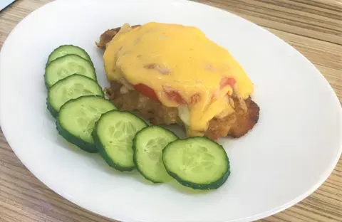 Куриный шницель с помидорами и сыром в духовке