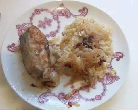 Кефаль на сковороде жареная с луком
