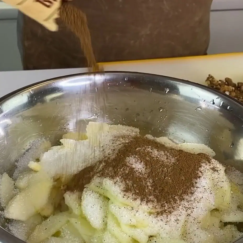 Венский штрудель с яблоками и корицей — шаг 4
