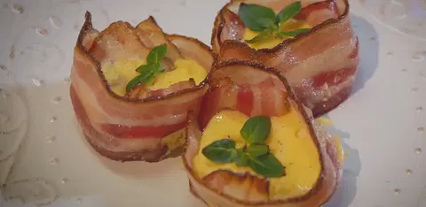 Омлет с беконом, пармезаном и зеленью
