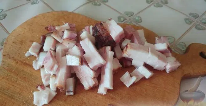 Кислые щи с говядиной и беконом (в духовке) — шаг 3